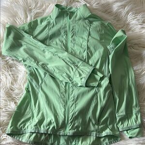 Lululemon windbreaker 💚